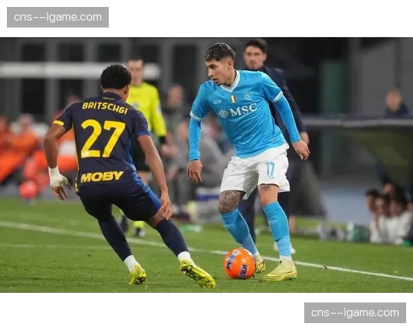 镜头记录：萨索洛老将攻入意甲生涯百球后，看台上家人的泪水