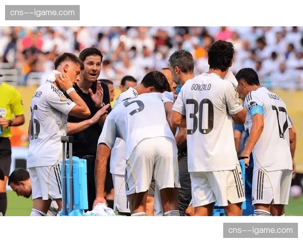 镜头捕捉：勒沃库森主帅阿隆索在场边不断比划手势，要求阵型前压