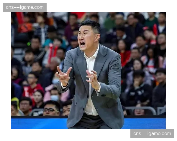 赛后更衣室，杜锋拥抱每一位队员，鼓励他们下赛季再来